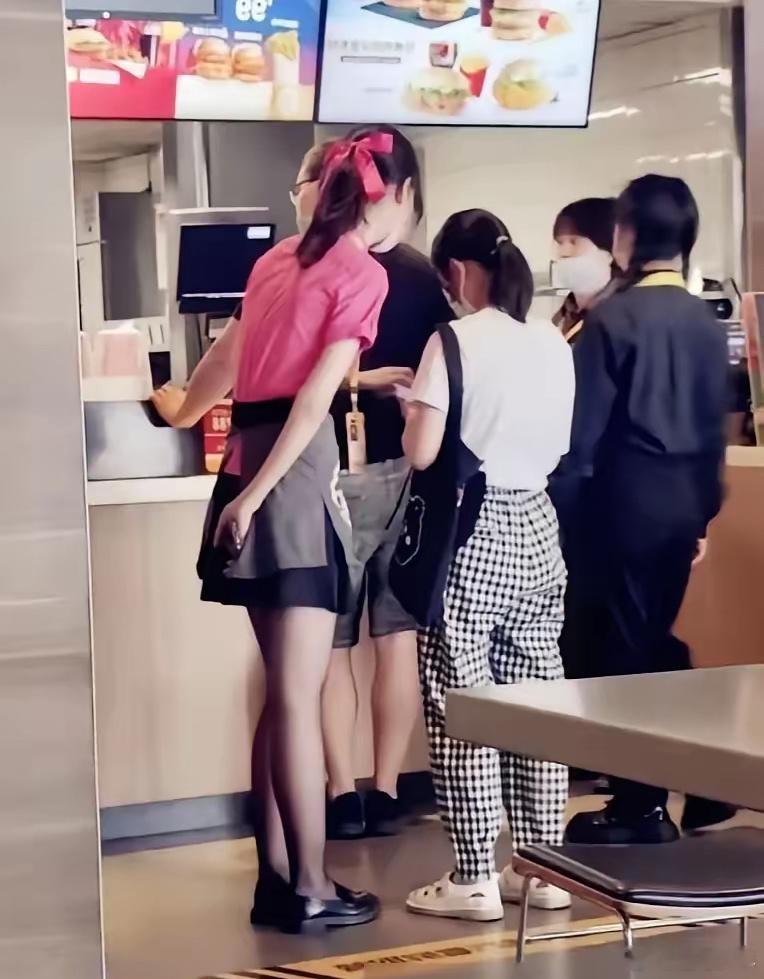 麦当劳服务质量明显提高了，估计竞很争激烈~~ 