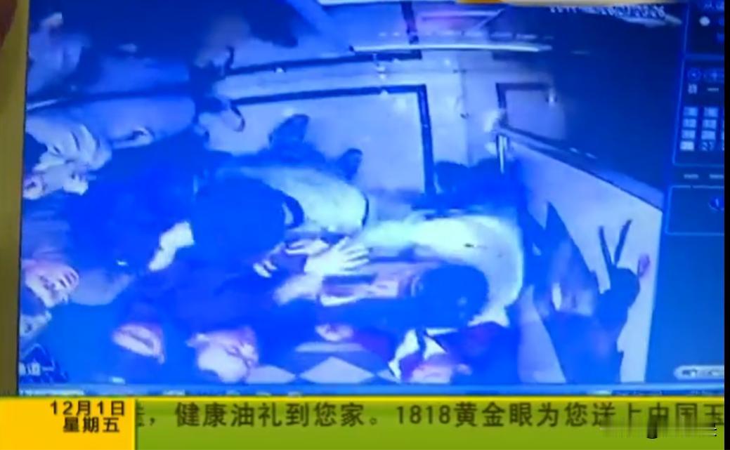 “胆大妄为？”2017年浙江杭州，一名怀有身孕的准新娘，在结婚那天乘坐电梯时，被
