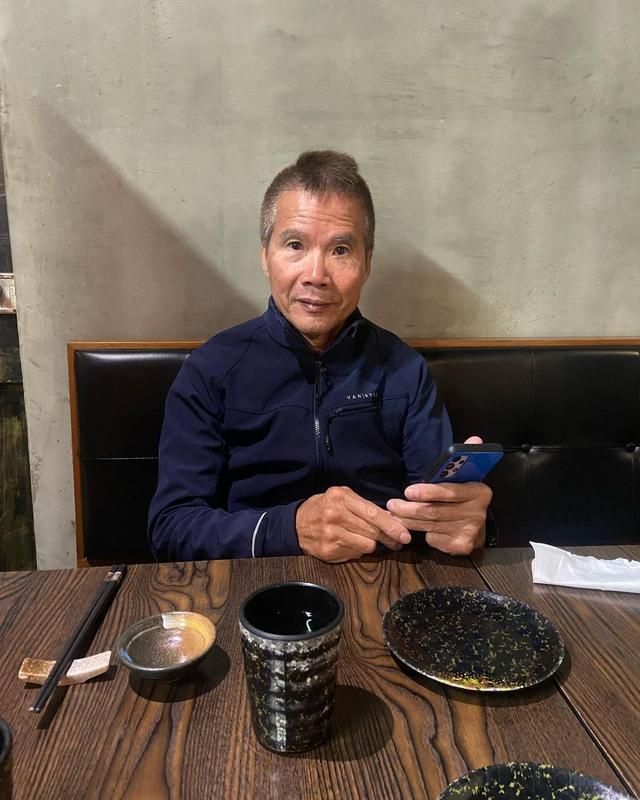 他以前经常在香港电影饰演反派角色，早年在经典电影《英雄本色》也有演出，最让大家熟