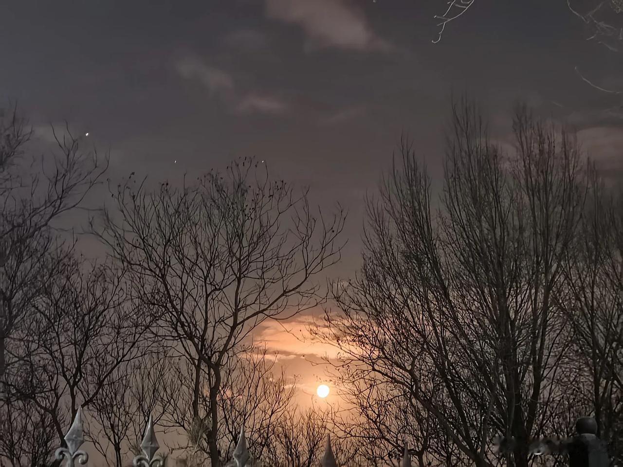 早上晨练时，我拍到的月亮。月亮的上面天空中还有火星，双子星在闪耀。早上起来看到天