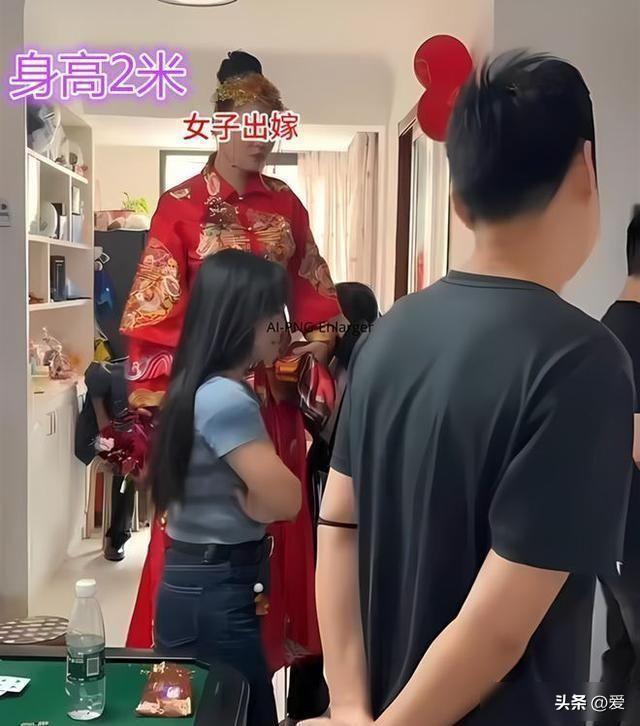 身高2米江苏36岁女子，相亲10年屡遭拒绝，33岁小伙执意娶她，小伙子第一次见女