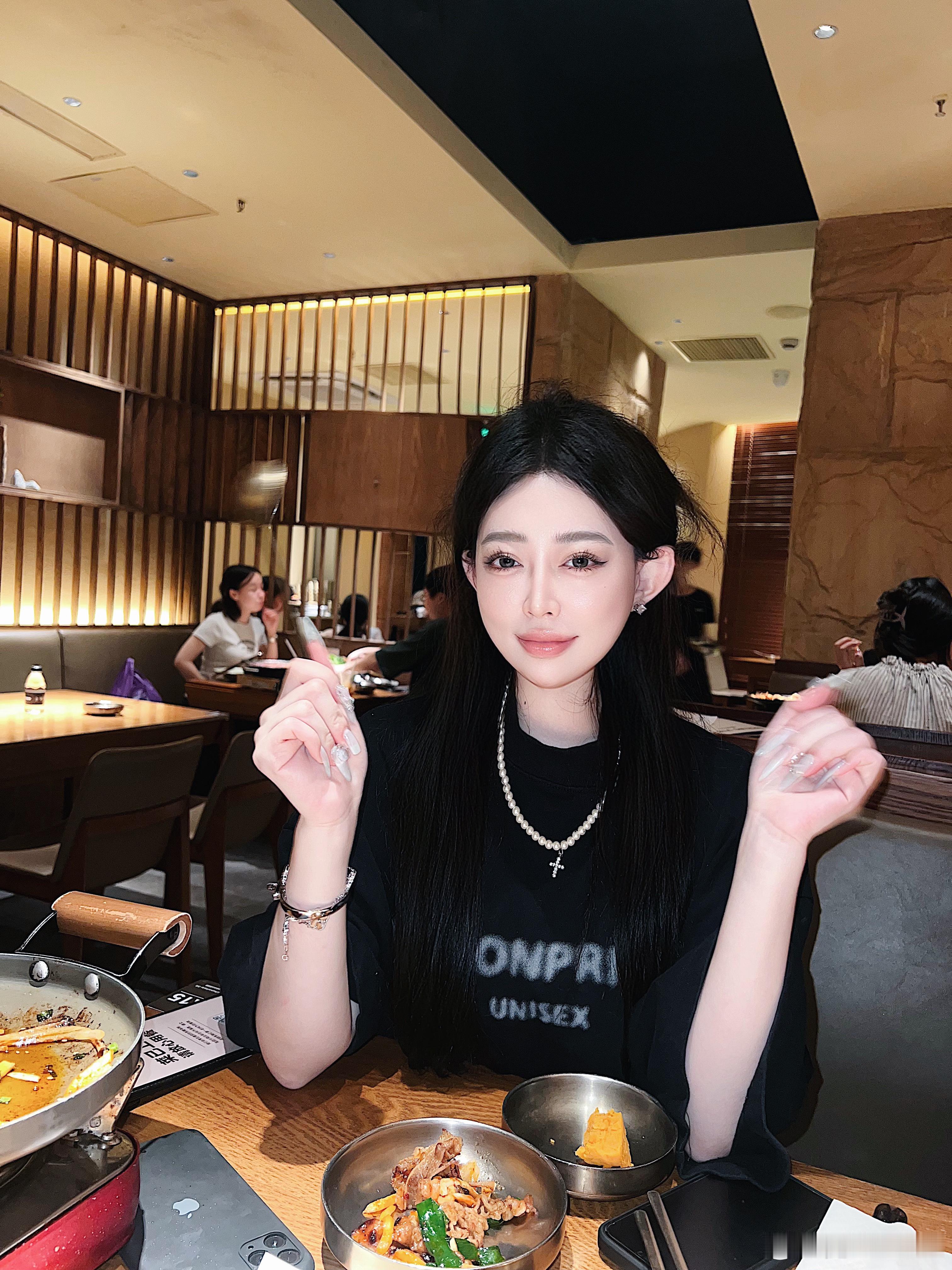 这个大女的 ​​​