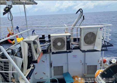 菲律宾举白旗的这艘船上，五个空调外机损坏，仔细一看，还是咱们的国产品牌，菲猴的日