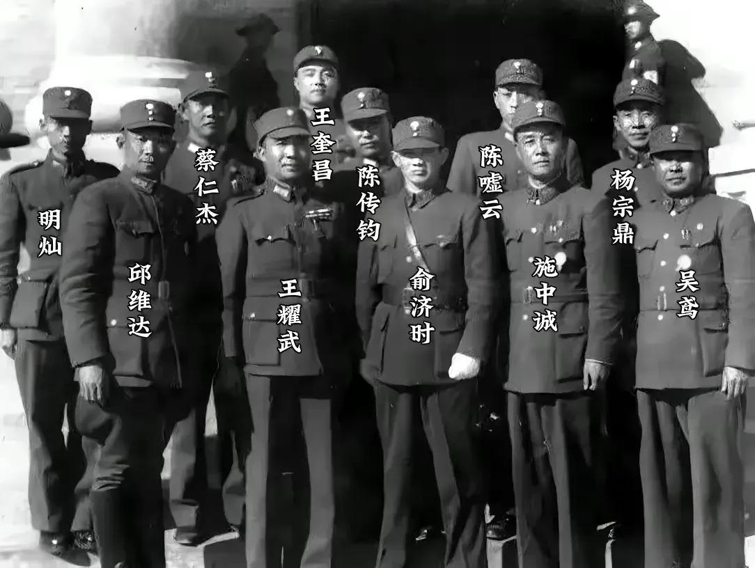 这是国军74军主要将帅的合影，在抗日战争期间，74军先后参加了淞沪会战、徐州会战