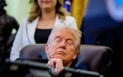 特朗普前亲信公开爆料：特朗普大变，说话做事都不对劲，一副典型的老年痴呆症状。
 