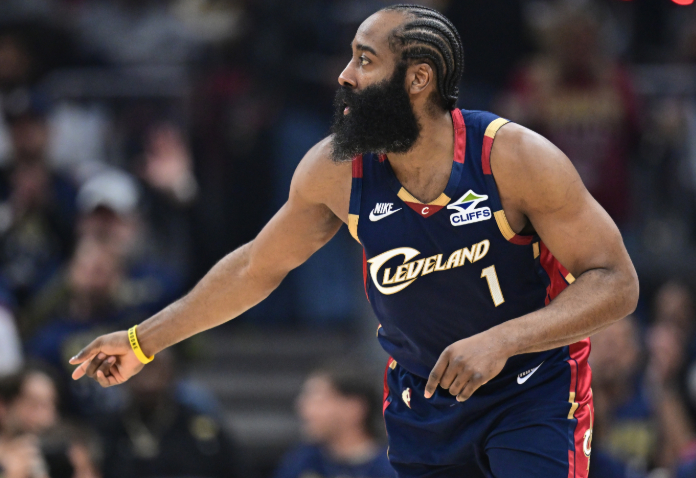 今天，哈登在训练结束后接受了采访。谈及与猛龙的系列赛，哈登表示：“我们信心爆棚。