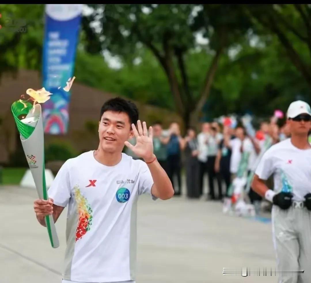 胡荷韬参与世运会火炬传递，成为第三棒传递者，胡荷韬无比激动，他感到无比自豪，胡荷