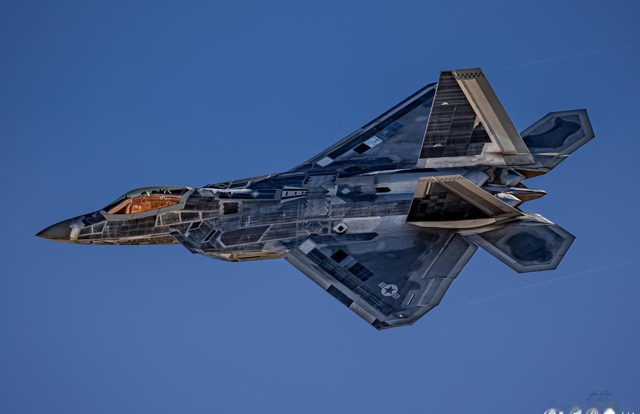 镜面涂装的美国F22战斗机 ​​​