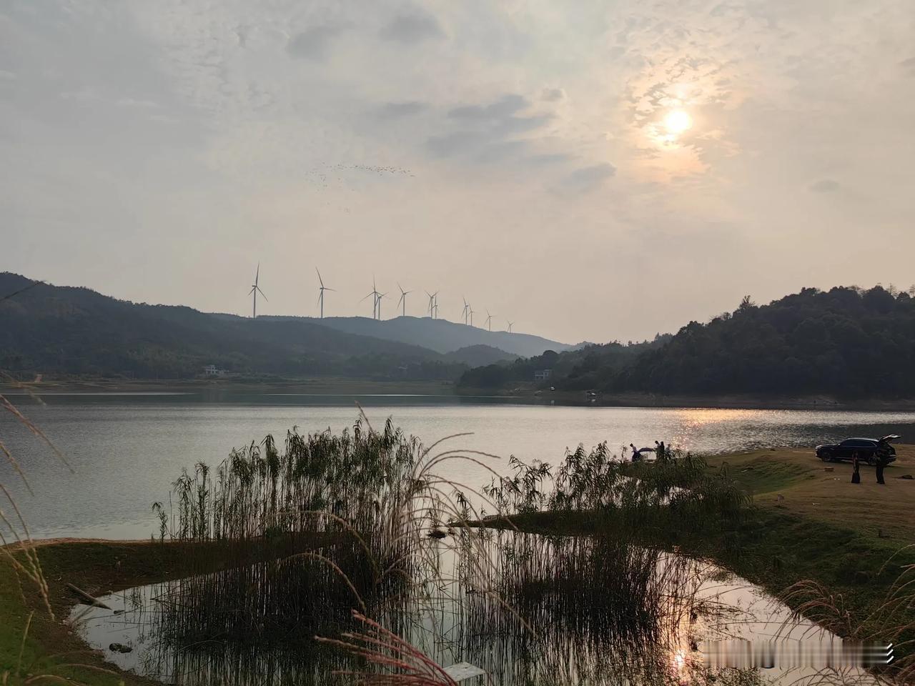 专程跑了一趟洞冲水库，有水库，有风车。#水库晚霞美景# 遗憾的是晚霞不太满意！