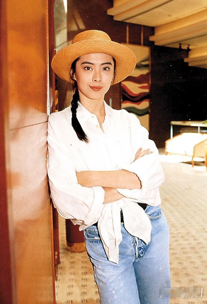 58岁的王祖贤当年气质出众，凭借1987年电影《倩女幽魂》中“聂小倩”一角在亚洲