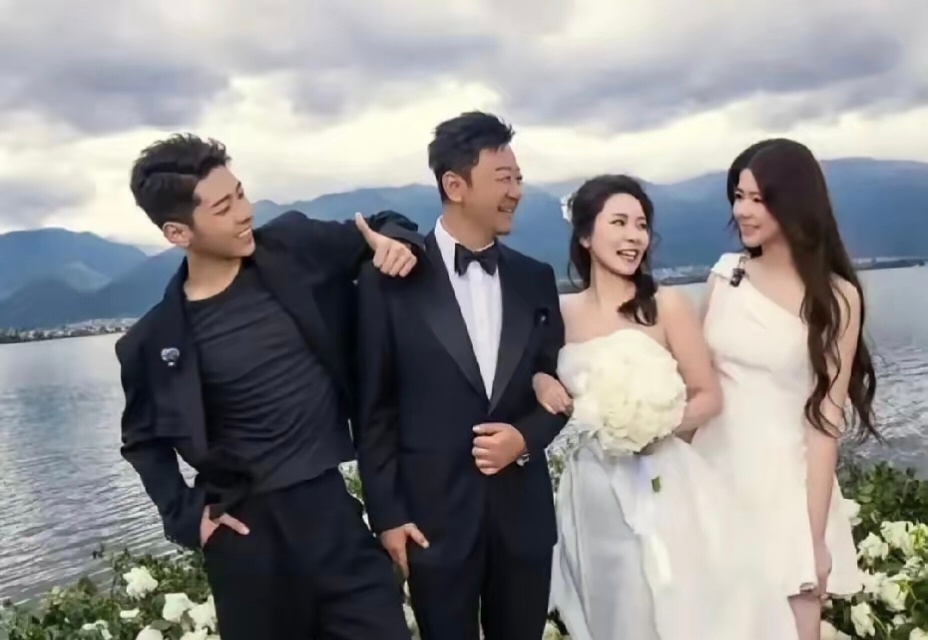 郭涛一家四口拍的婚纱照 ，19岁的儿子石头（郭子睿）变帅了，14岁的女儿好像郭涛