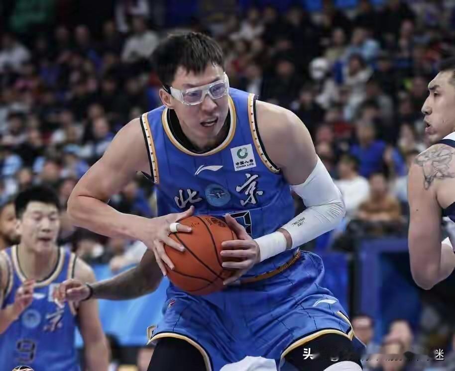 胡金秋与周琦在中国男篮的名声可以说天壤之别。胡金秋感觉几乎没有差评，而周琦从当年