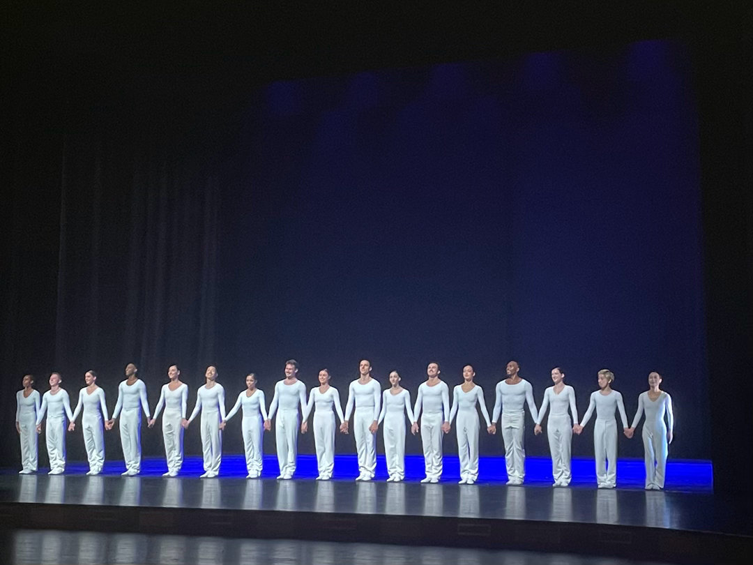 今晚，看了里昂歌剧院芭蕾舞团表演的编舞大师露辛达·查尔兹1979年创作的名作《舞