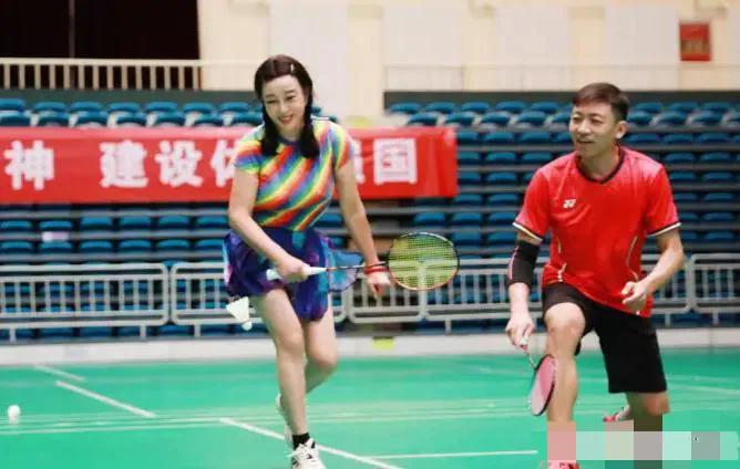 小短裙，双马尾，70多岁的刘晓庆真是不服老啊！其实还挺羡慕她的心态，怎么开心怎么