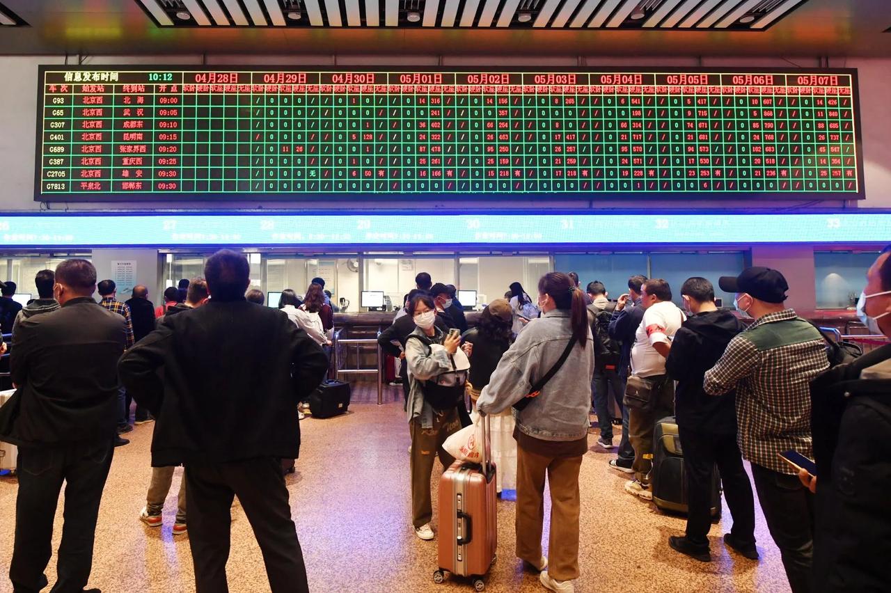 官方最新统计数据显示，今年铁路暑运运行过半，全国铁路累计发送旅客已经超过4.3亿