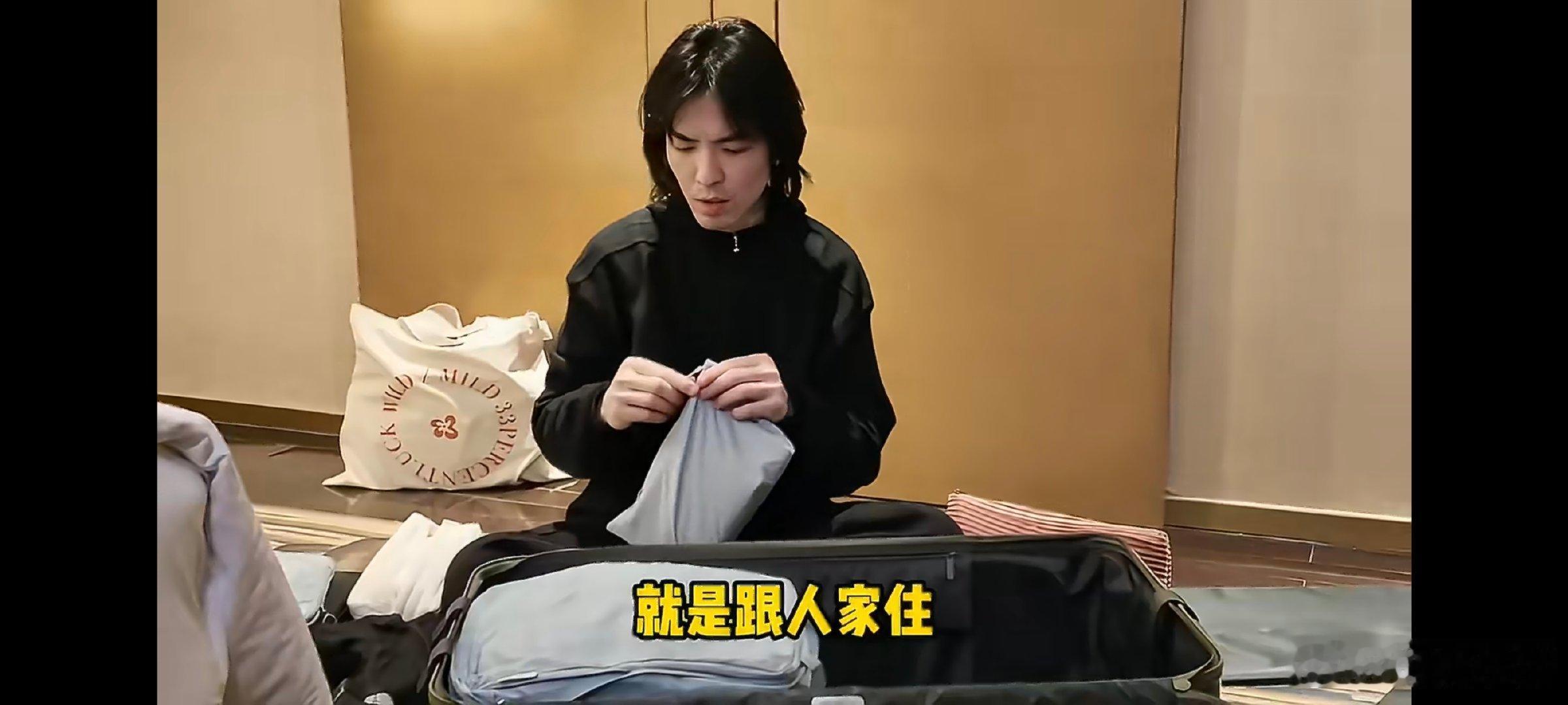 萧敬腾出道以来第一次离开林有慧真 在外看着沉稳大方，唯独在爱人身边卸下所有防备，