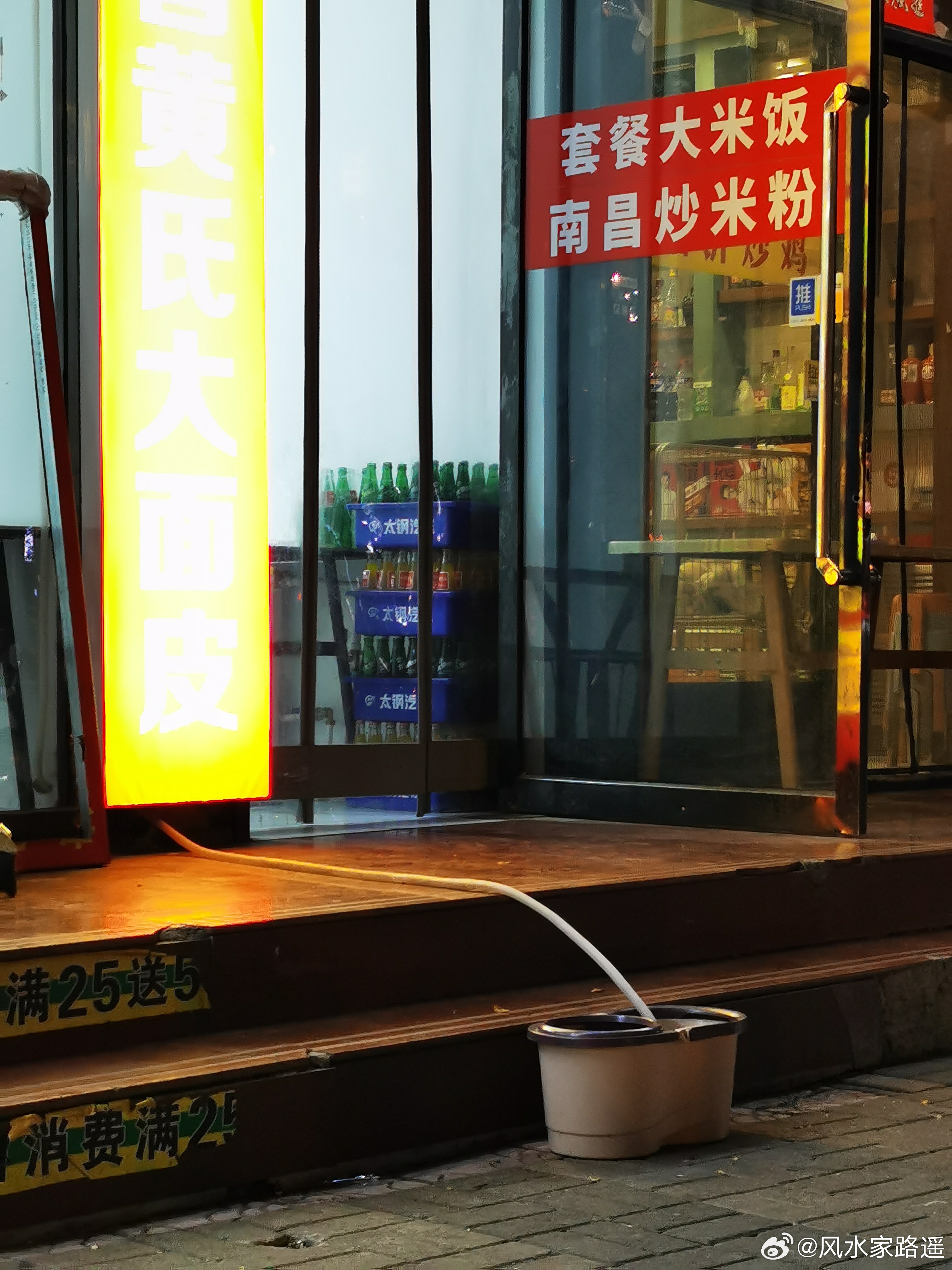 这个接水桶放的好，自己家空调流出来的水不要流到外面去。 