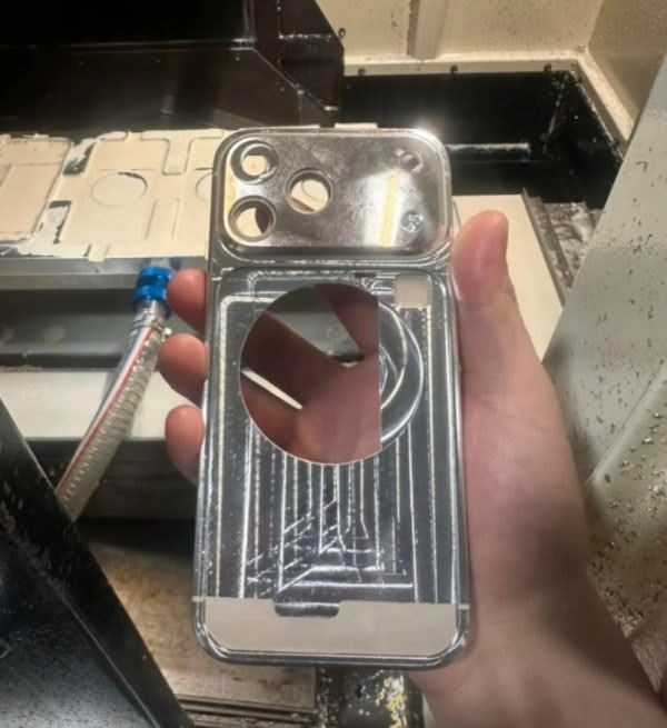 iPhone 17系列新消息苹果放弃了传统的三明治结构和钛金属边框，转而采用一体