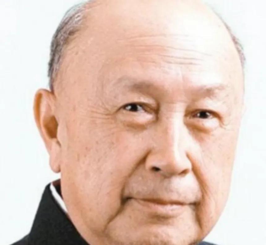 1964年冬夜，钱学森筷子尖悬在鸡肉上方半寸，突然厉喝：“别动！有苦杏仁味！”警