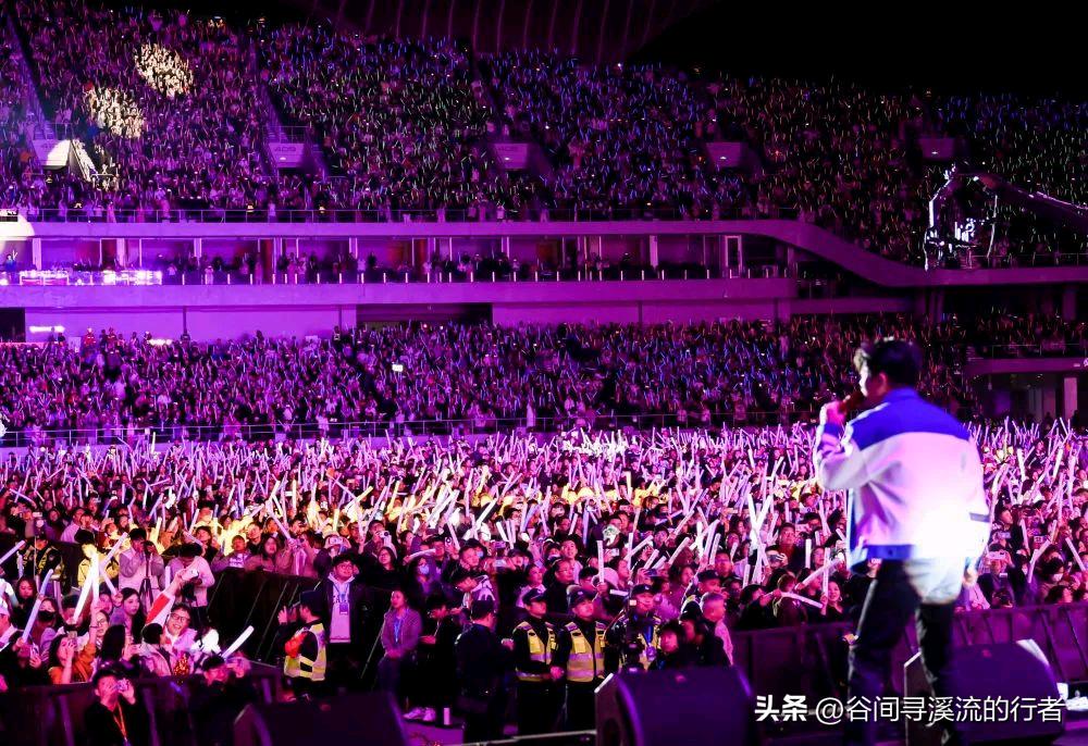 四十多岁还一年跑几趟追星，她最近却不敢去泰国了……

表妹的同事，四十多岁了，活