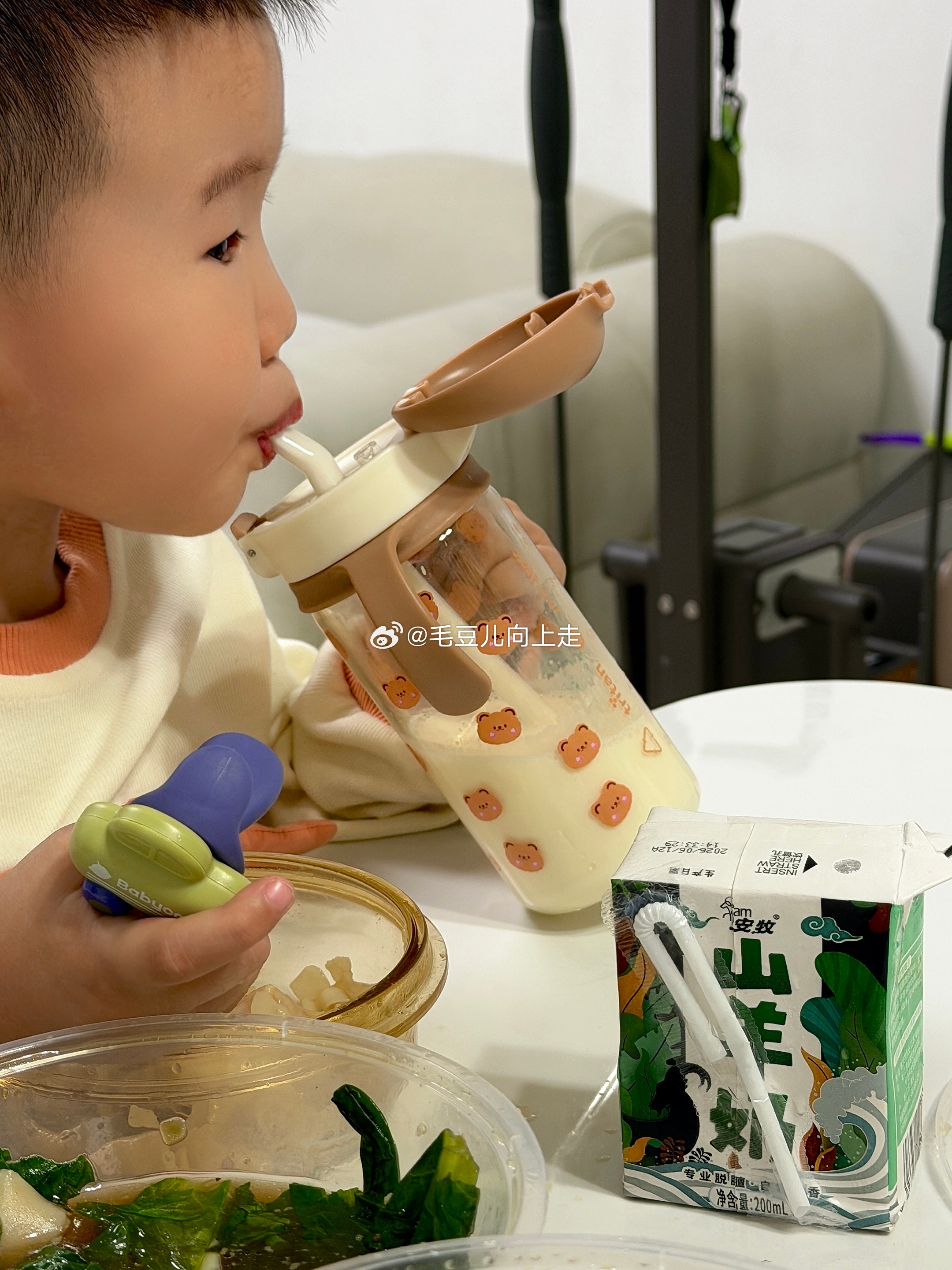 他喝奶 我吃面还好有白芸豆儿 不然是不敢这么晚吃夜宵的 