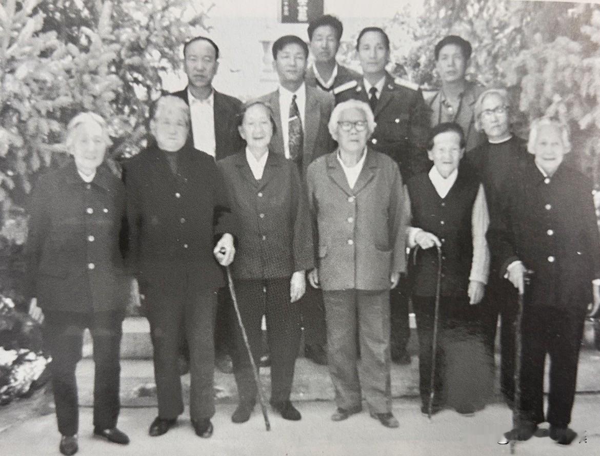1985年，原西路军战士组团到甘肃张披高台烈士陵园悼念西征时牺牲战友。前排均为参