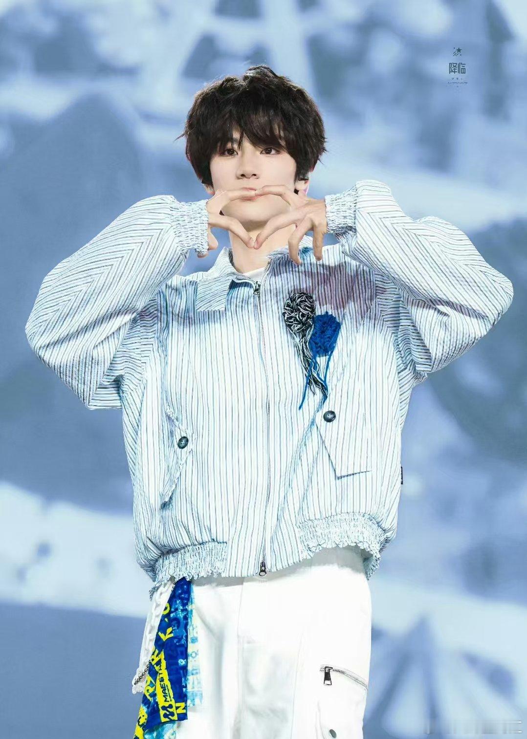 李煜东骑士礼 李煜东FUN肆见面会一直比心、比猫耳朵饭撒，还行了骑士礼，好帅！李