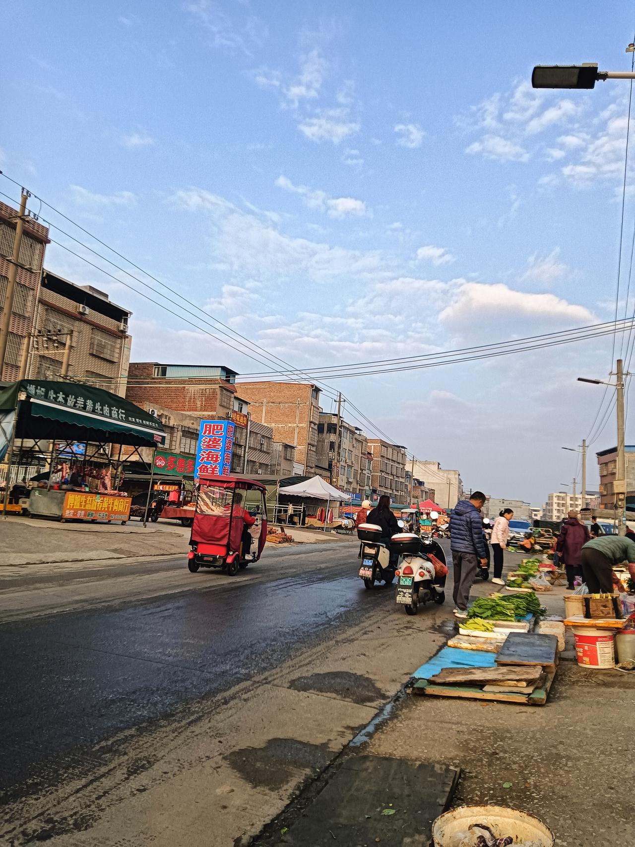 星期六早上又经过贵港港北区68村市场，见一流动餐饮车正在给摆摊商户售卖早餐。此些