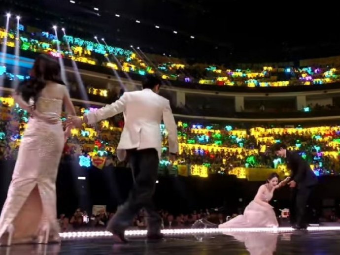 孟子义把自己摔笑了 孟子义又摔倒了 孟姐又摔倒了 