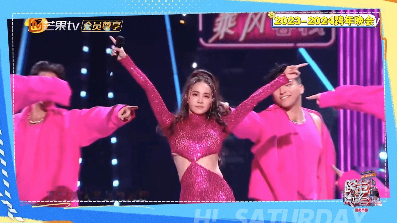 蔡依林天后比心就是不一样哈回看芒果跨年蔡依林的《OH LA LA LA》舞台还是