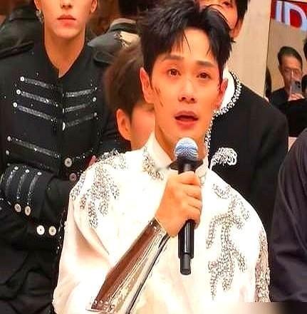 耍真枪全开麦，线上互动67万的曹骏，现场投票竟拿了倒数第一。

赢他的余文乐，全