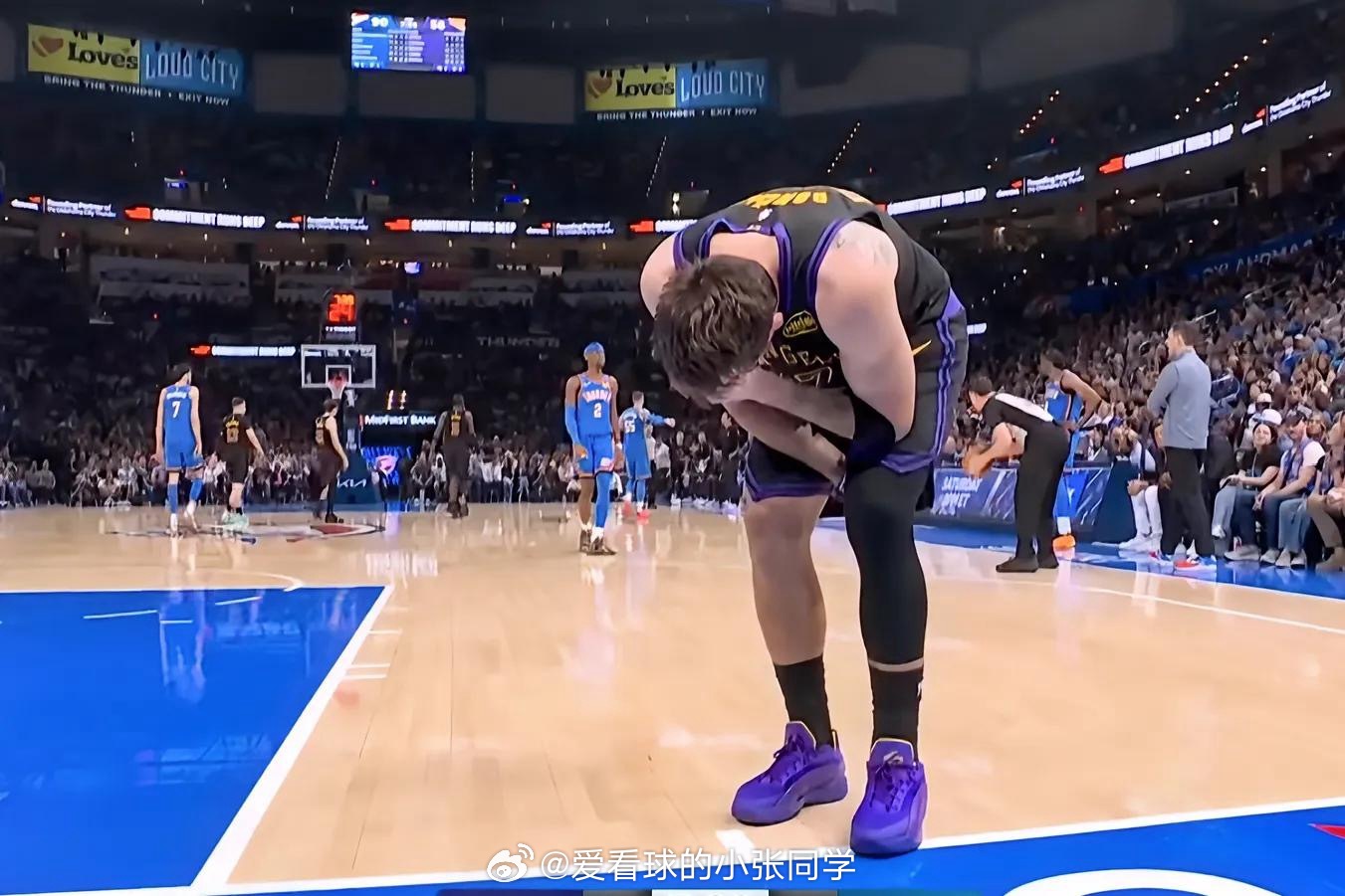 噩耗！东契奇左腿筋二级拉伤，无限期休战常规赛全报销，湖人季后赛悬了！东契奇无限期