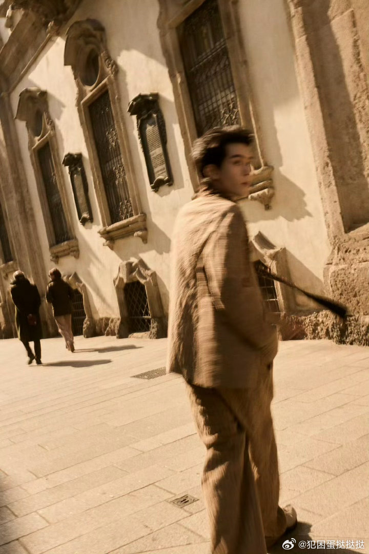 曾舜晞直播谈演员AI焦虑 曾舜晞直播聊演员面对AI的焦虑，清醒又通透。不被时代浪