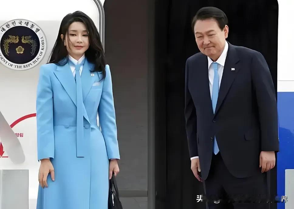 金建希现在是真可怜，头发都开始白了，人也瘦了，据说还不到40公斤了。看看以前尹锡