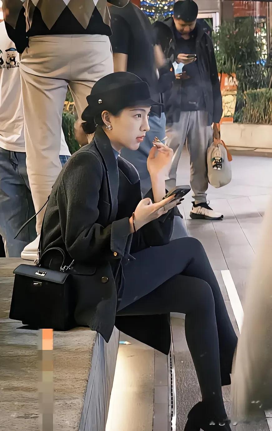 这是谁的女儿？满身的名牌[赞]