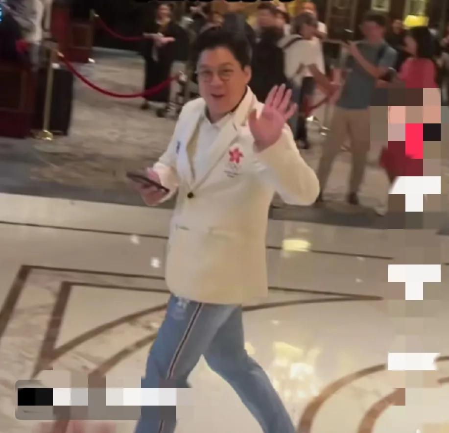 笑死我了！霍启刚乘坐扶梯上来，开心拿出手机向前走着，并拍摄现场情况！不料，一回头