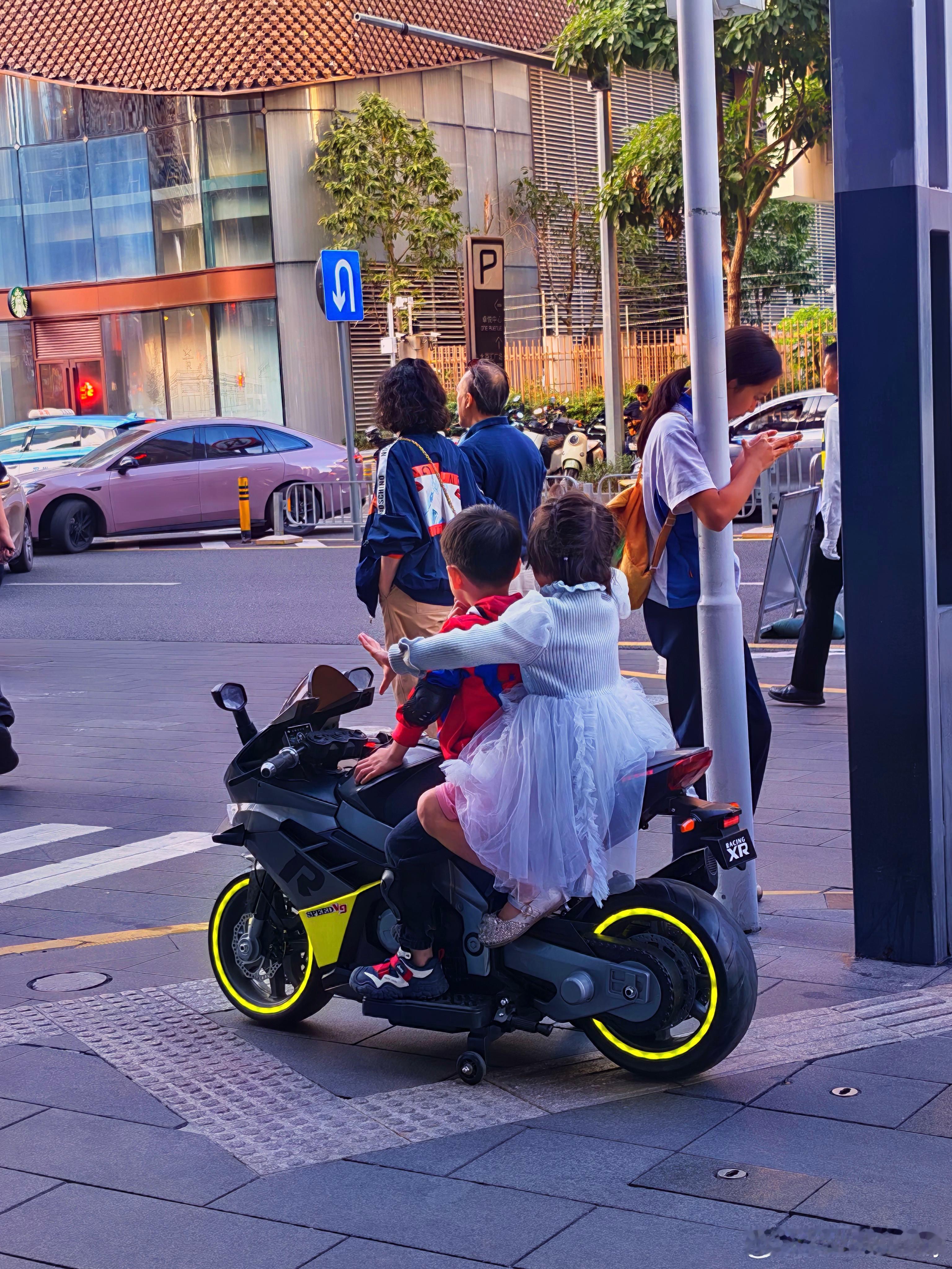 小小年纪就知道泡妞，小伙子有前途 深圳