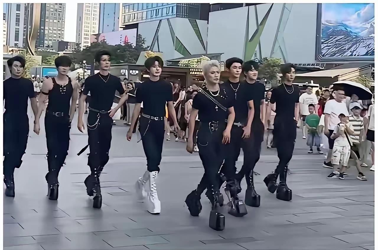这是一群什么货色？年纪轻轻，奇形怪状，我们的未来能托付给他们吗？