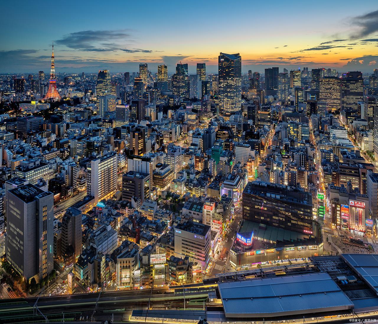 在和平时期，防止空中碰撞有标准的、层层升级的流程：无线电警告 、伴飞监视 、机动