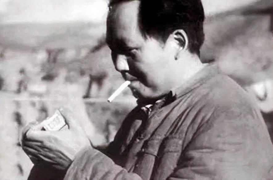 1936年，毛主席在会议休息期间，发现自己带的烟没了，就问邓华：“你的那个白金龙