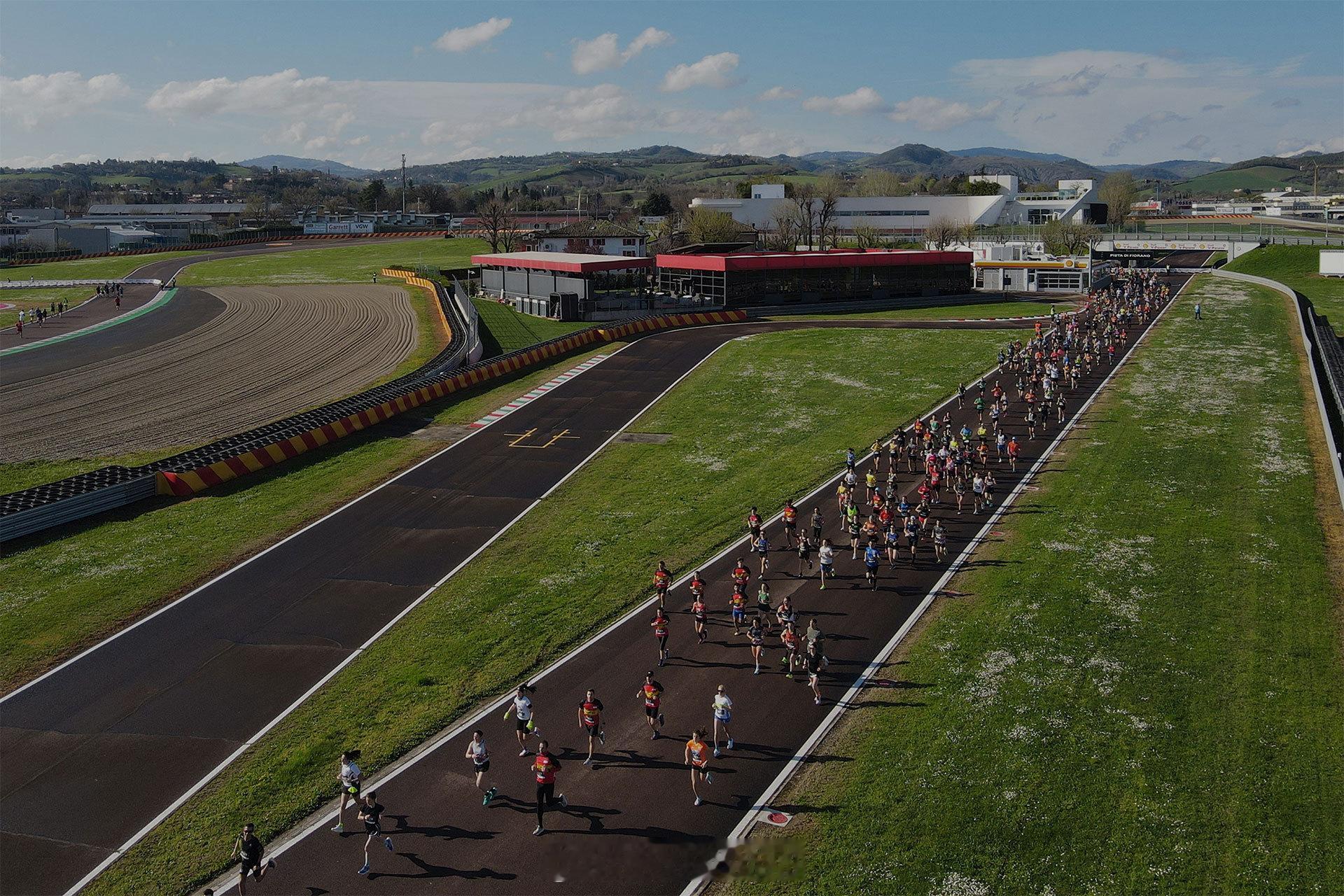 如果某位跑者刚好又是法拉利车迷，这个比赛推荐给你：Mezza Maratona 