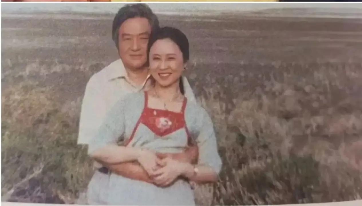 陷入爱河中的琼瑶真美啊，仿佛她的妩媚只为平鑫涛一个人绽放，不知此刻怀中抱着温软如
