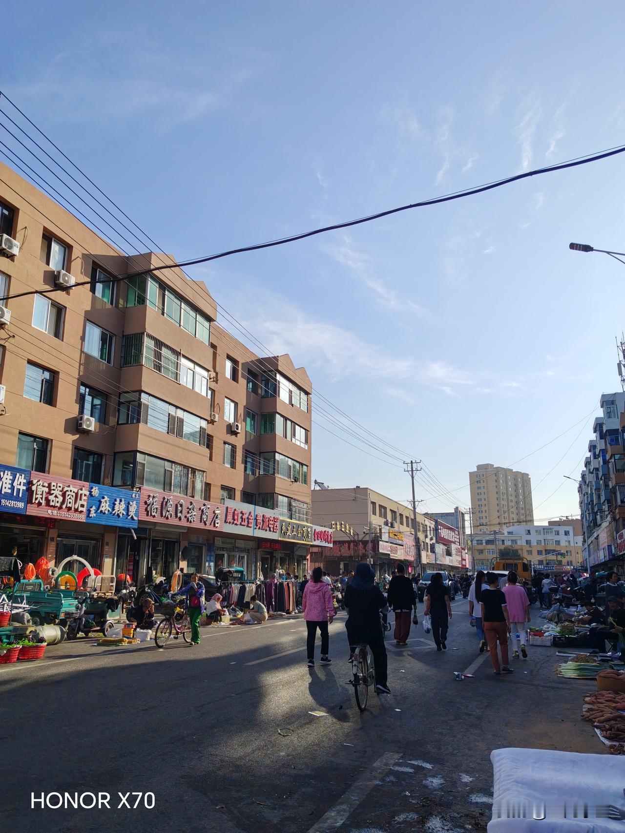 早市六点才上人，但是卖东西的三点多就到了。很有点菜已备齐，等待客人的感觉。没人买