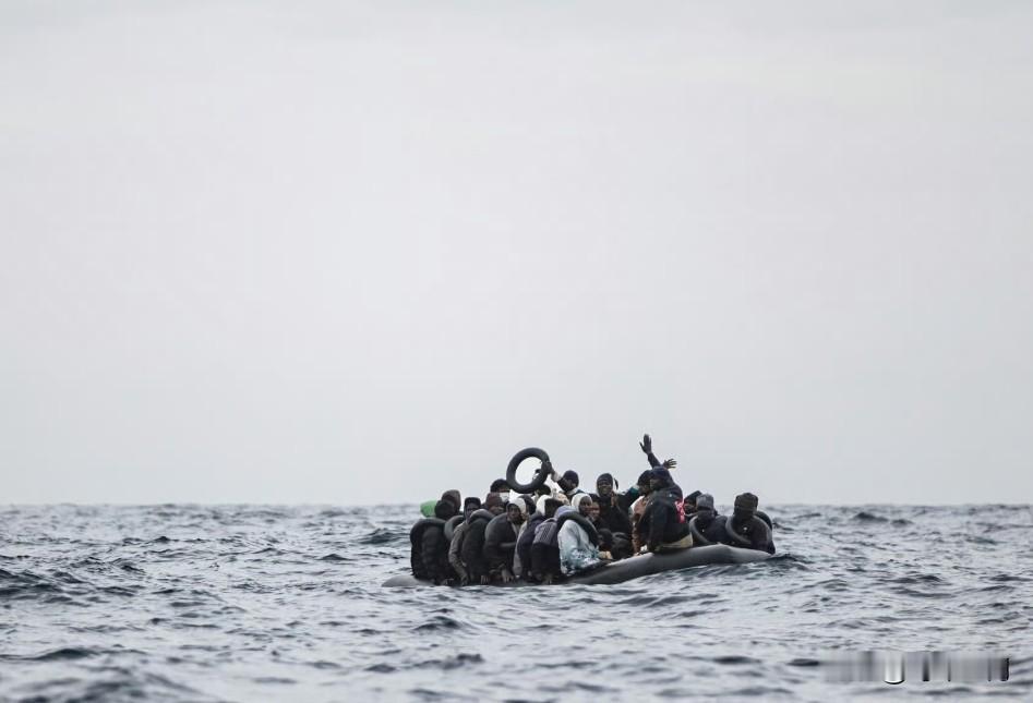 根据国际移民组织的一份报告，今年年初是穿越地中海的移民死亡人数最多的一年。

周