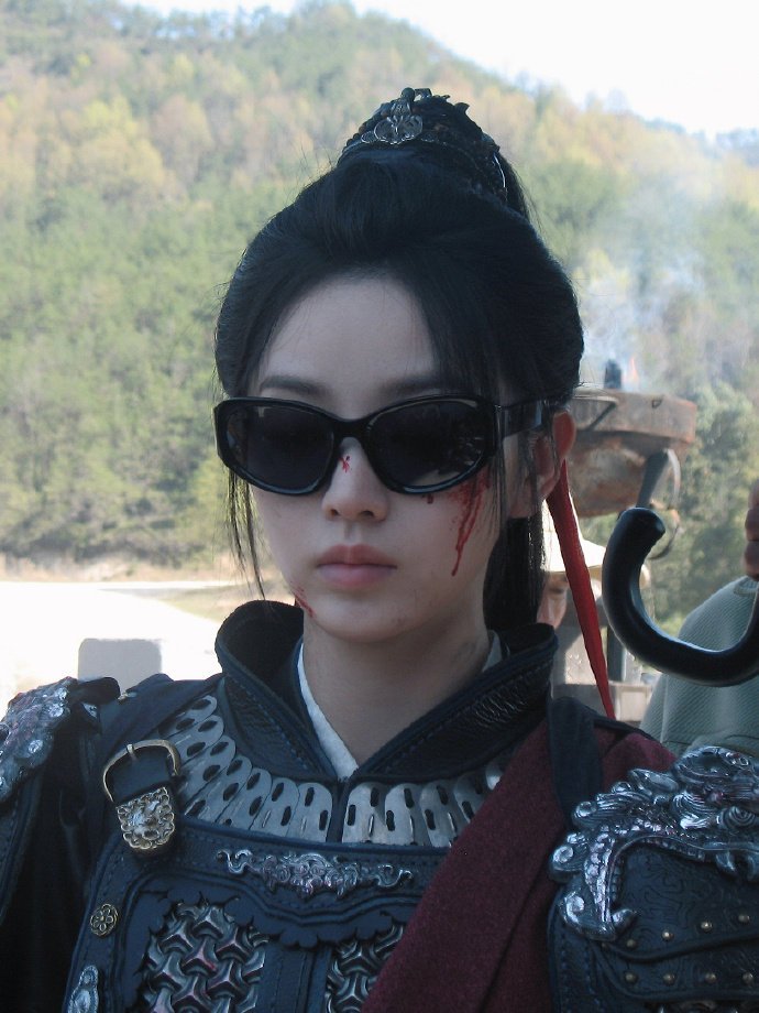 田曦薇战损破碎版田曦薇的战损造型又飒又破碎，长玉将军的模样美到极致，每一个画面都