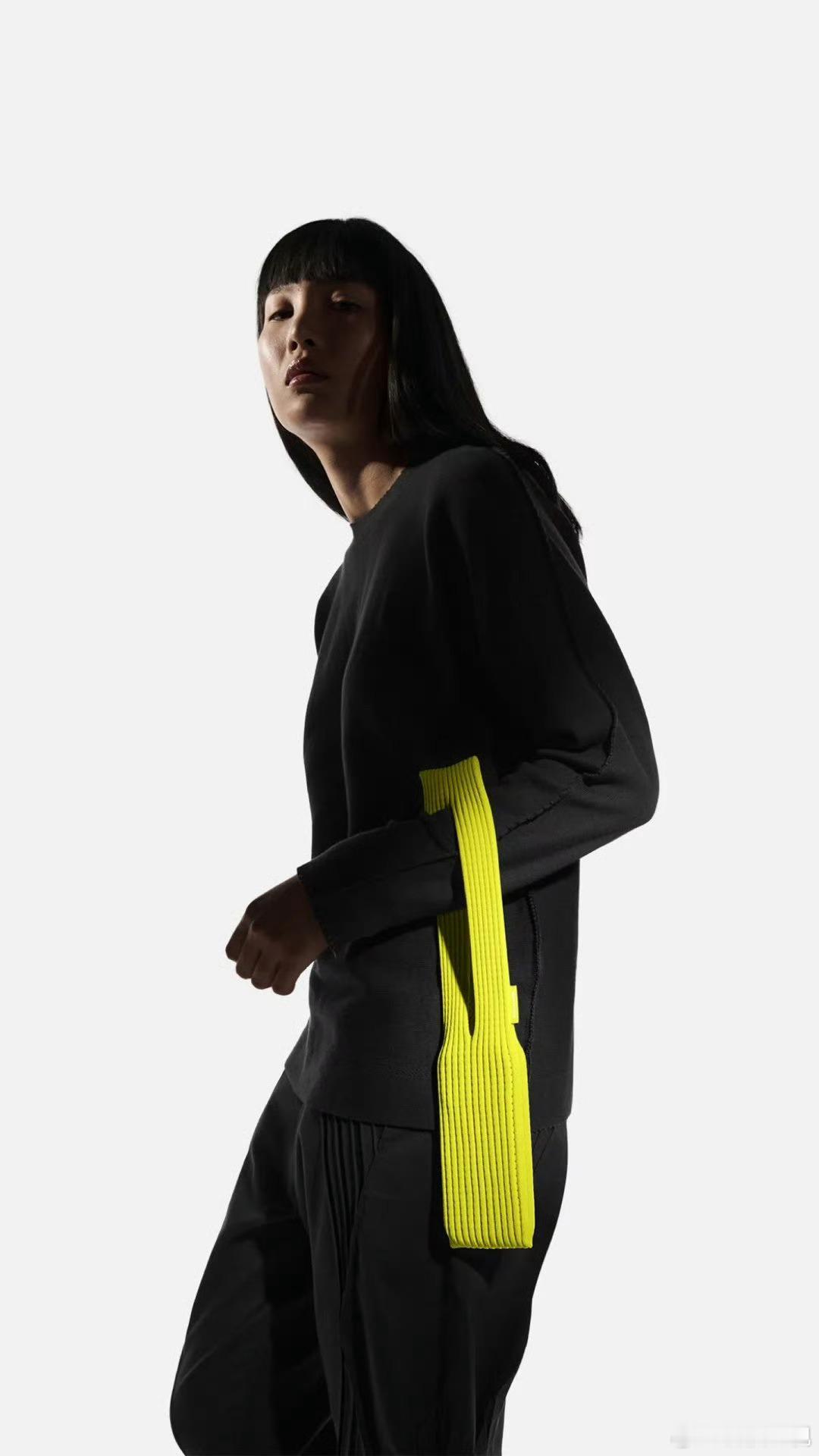 一个小配件可以让你把iPhone挂在身上，但是卖1299？？？