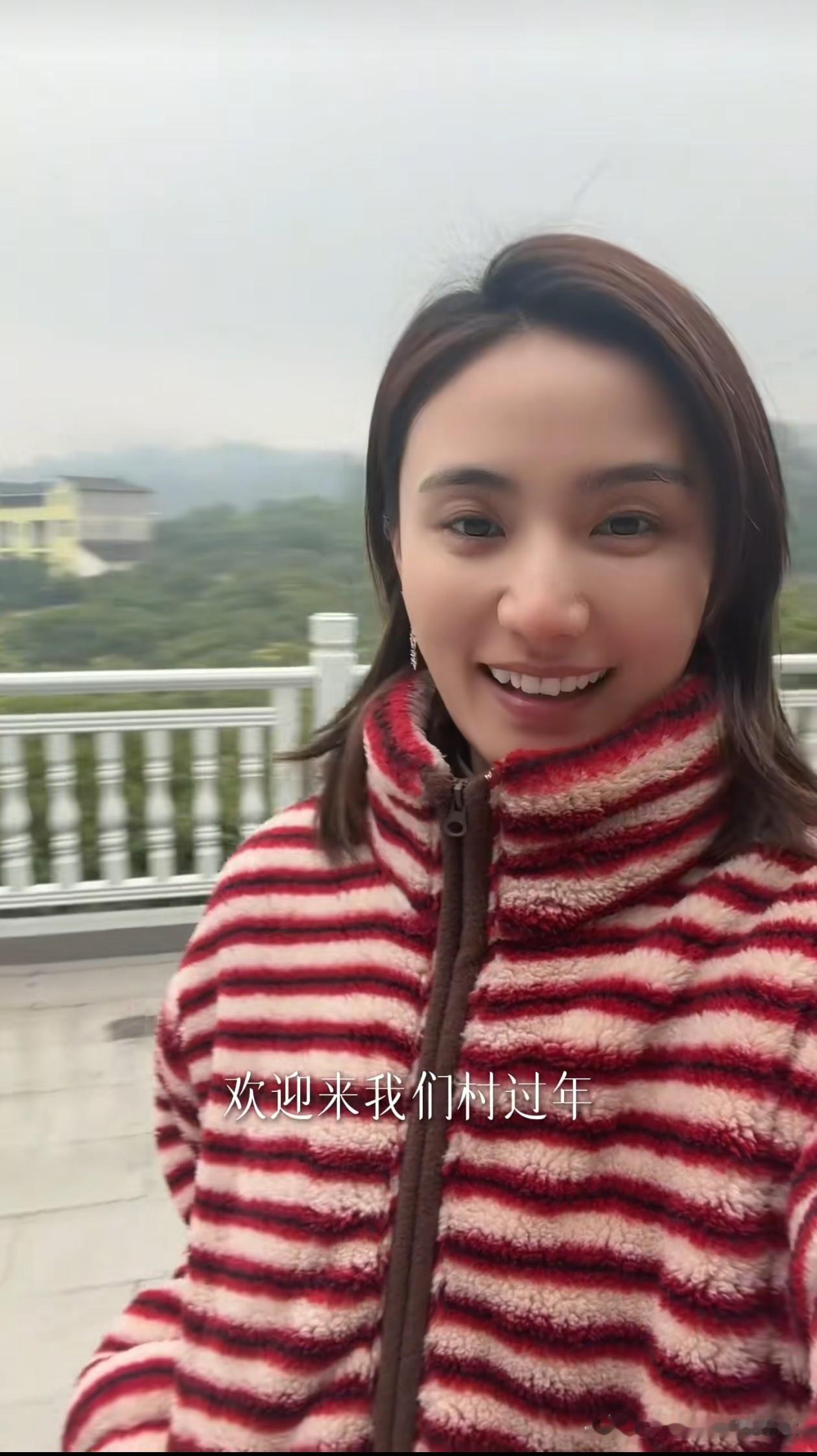 还是网友眼尖，
我一直以为海哈金喜是回老家四川过年了，没想到，她和李亚鹏都在云南