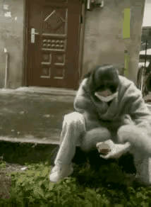 小妹坐鞭炮上点火？这哪是玩花样，是拿自己身体当玩笑！
 
谁看了小妹这操作不咋舌