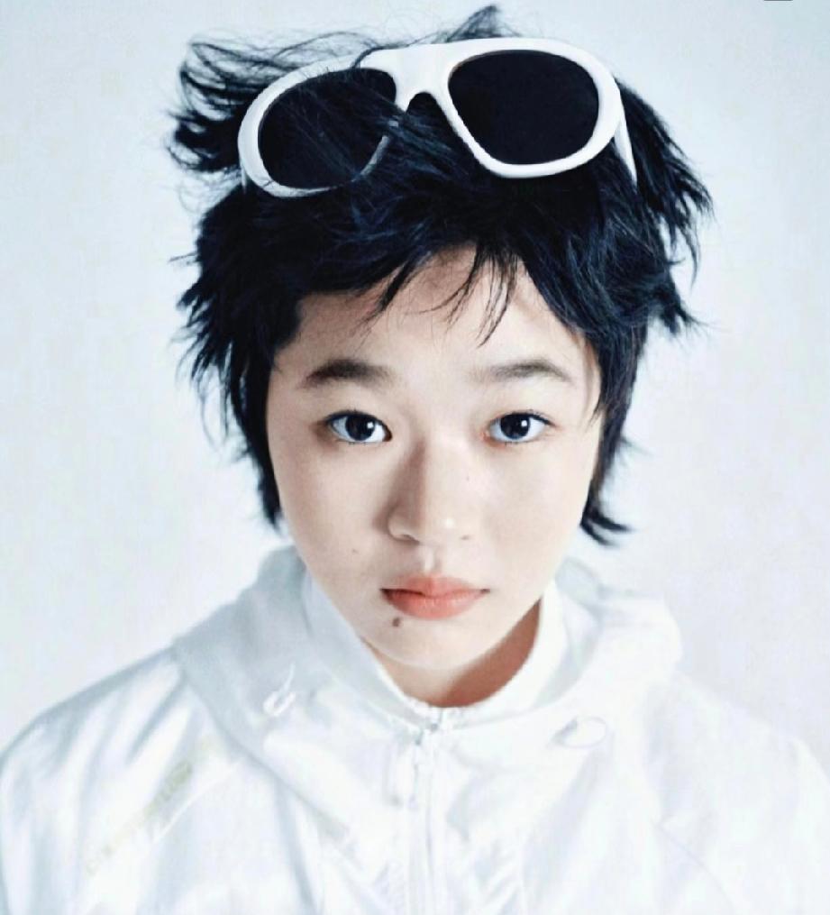 谁懂啊！全红婵的首封，直接杀疯了！
 
刷到婵宝的《嘉人》封面，我真的看呆了！