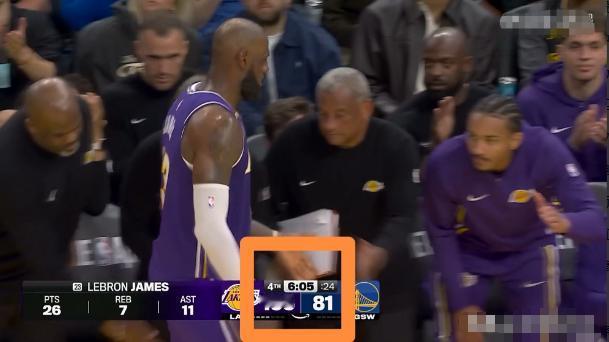湖人巨星詹姆斯真是太懂事了！在今天湖人客场挑战勇士的比赛中，当时比赛进行到了第四